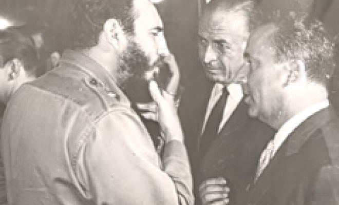 «Special Relationship»: le premier ministre cubain Fidel Castro en discussion, en 1964, avec l'ambassadeur suisse Emil Stadelhofer (à droite). Source: dodis.ch/40943