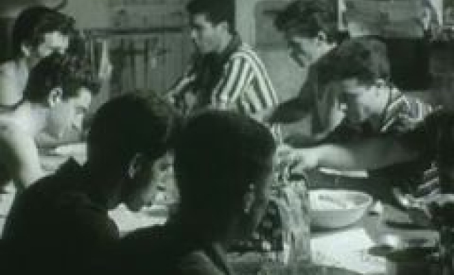 «Lavoratori stranieri» italiani durante la pausa pranzo in una baracca a Zurigo (FWS 6.10.1961)