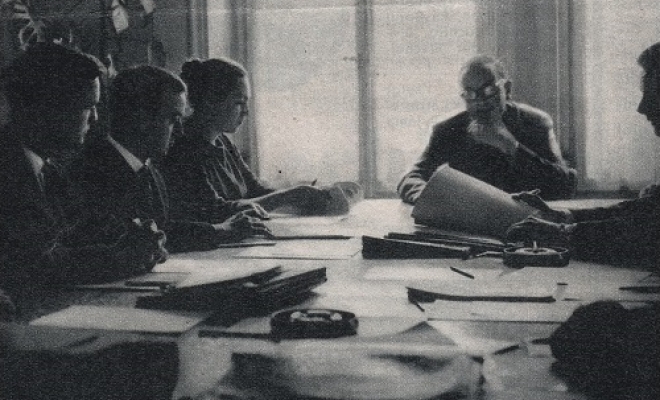 Diplomatische Stagiaires lauschen im Rahmen ihrer Ausbildung einem Kurzreferat über Protokollfragen, Foto aus Wochen Blätter Nr. 15 vom 14. April 1962.