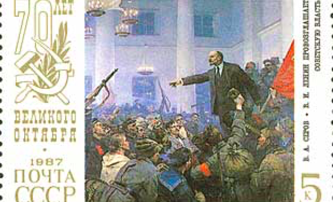Timbre soviétique du 70e anniversaire de la révolution d'Octobre reproduisant la peinture historique de W. A. Serow «Lénine proclame le pouvoir des Soviets» (1962). Source: https://wikimedia.org/wiki/File:1987_CPA_5869.jpg