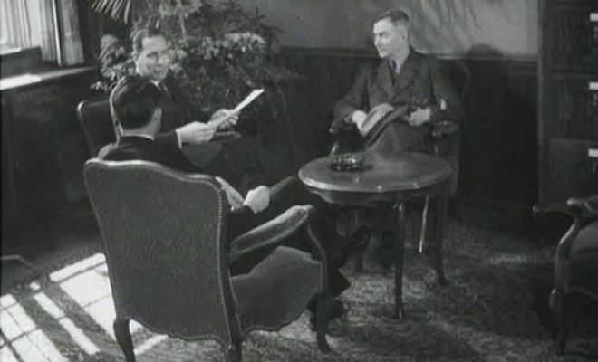 Von links nach rechts: Bundesrat Max Petitpierre im Gespräch mit Minister Eduard Zellweger (Belgrad) und Hermann Flückiger, dem designiertem ersten Gesandten in Moskau. Schweizerische Filmwochenschau vom 5.4.1946.