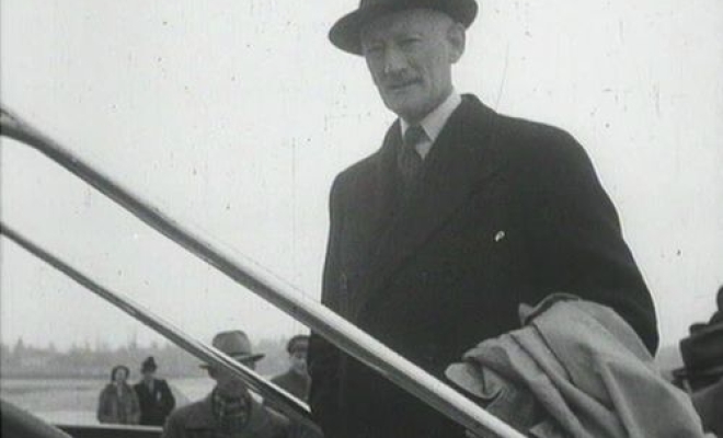 Le Chef de délégation, le Ministre Walter Stucki, avant son envol pour Washington. Ciné-Journal du 22 mars 1946, cf. dodis.ch/dds/1169.