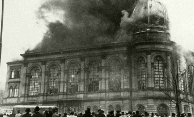 La synagogue de la Börneplatz de Francfort-sur-le-Main est incendiée par une foule nationale-socialiste dans la nuit du 10 novembre 1938. Source : www.alemannia-judaica.de
