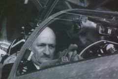 Crash avant le départ? Le Conseilller fédéral Chaudet dans le cockpit d'un Mirage à l'Expo64 à Lausanne (Schweizersiche Filmwochenschau)