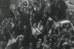 À Genève, l'armistice est fêtée dans l'euphorie dans la rue. Ciné-Journal suisse du 11 mai 1945