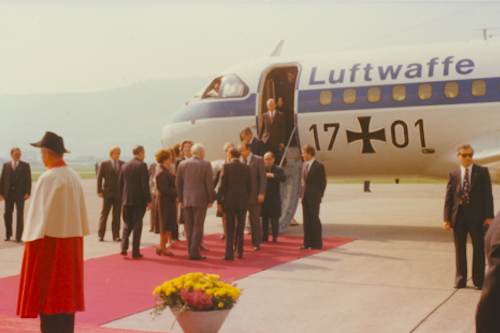 Le 22 septembre 1977, le Président de la Confédération K. Furgler et le Conseiller fédéral P. Graber reçoivent le Président de la RFA W. Scheel et le Ministre des Affaires étrangères H.-D. Genscher à l’aéroport de Belp. Source: dodis.ch/50276.