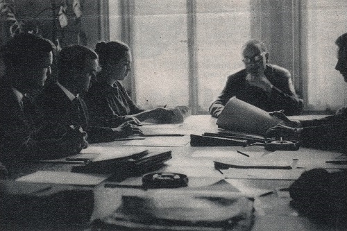 Diplomatische Stagiaires lauschen im Rahmen ihrer Ausbildung einem Kurzreferat über Protokollfragen, Foto aus Wochen Blätter Nr. 15 vom 14. April 1962.