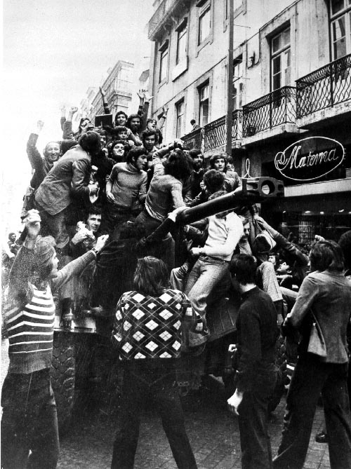 Portoghese e portoghesi salgono su un carro armato durante la rivoluzione dei Garofani.