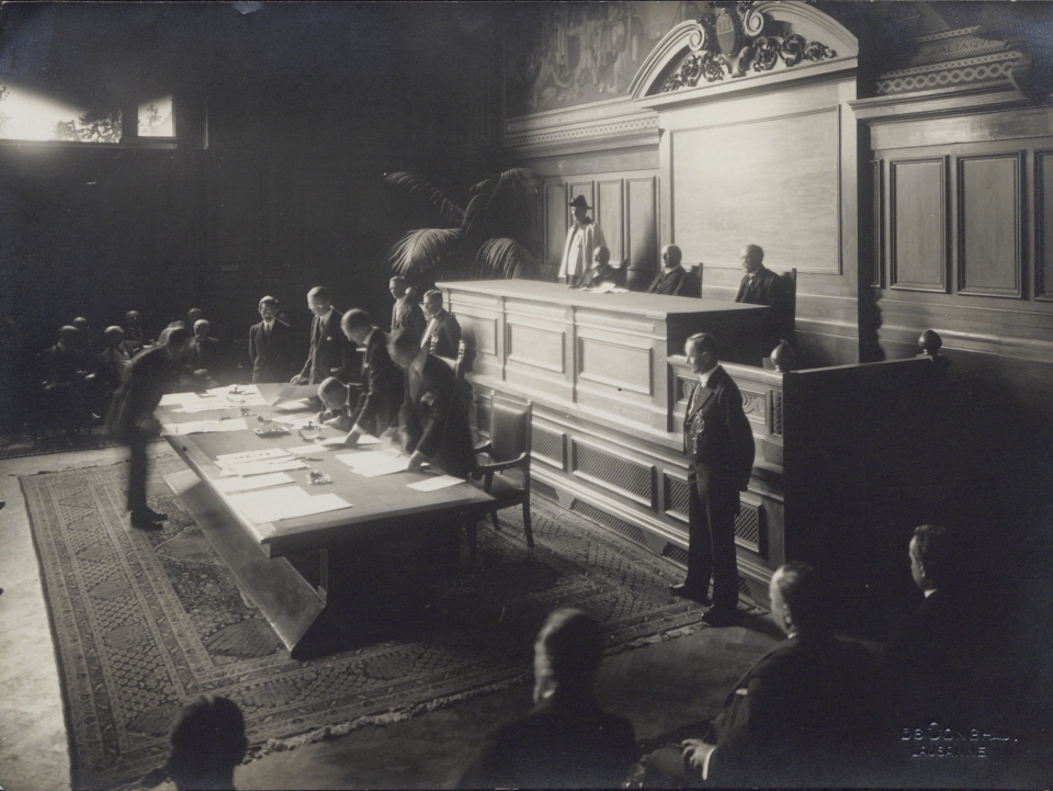Unterzeichnung des Vertrags von Lausanne am 24. Juli 1923, © Francis de Jongh, BCUL/Iconopôle, Photo Elysée