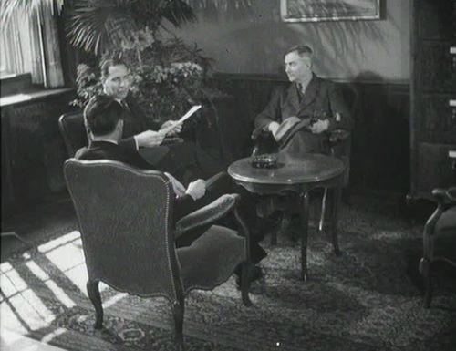 De gauche à droite: le Conseiller fédéral Max Petitpierre en discussion avec le Ministre Eduard Zellweger (Belgrade) et Hermann Flückiger, premier envoyé diplomatique à Moscou. Ciné-Journal suisse du 5.4.1946.