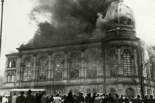 La synagogue de la Börneplatz de Francfort-sur-le-Main est incendiée par une foule nationale-socialiste dans la nuit du 10 novembre 1938. Source : www.alemannia-judaica.de