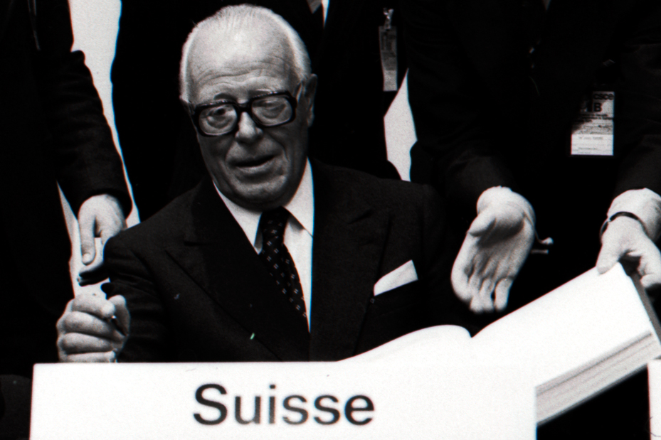 Bundespräsident Pierre Graber unterzeichnet die KSZE-Schlussakte Bundespräsident Pierre Graber unterzeichnet die KSZE-Schlussakte