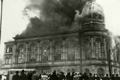 Die Börnerplatzsynagoge in Frankfurt am Main wurde in der Nacht auf den 10. November 1938 von einem nationalsozialistischen Mob in Brand gesetzt. Quelle: www.alemannia-judaica.de Die Börnerplatzsynagoge in Frankfurt am Main wurde in der Nacht auf den 10. November 1938 von einem nationalsozialistischen Mob in Brand gesetzt. Quelle: www.alemannia-judaica.de