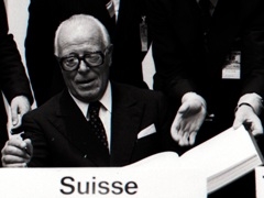 Pierre Graber, President of the Swiss Confederation, signs the CSCE final act in Helsinki on August 1st. Source: Ringier Image Archive, Aarau. Pierre Graber, President of the Swiss Confederation, signs the CSCE final act in Helsinki on August 1st. Source: Ringier Image Archive, Aarau.