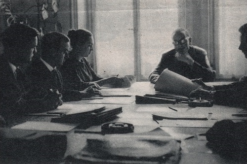 Diplomatische Stagiaires lauschen im Rahmen ihrer Ausbildung einem Kurzreferat über Protokollfragen, Foto aus Wochen Blätter Nr. 15 vom 14. April 1962. Diplomatische Stagiaires lauschen im Rahmen ihrer Ausbildung einem Kurzreferat über Protokollfragen, Foto aus Wochen Blätter Nr. 15 vom 14. April 1962.