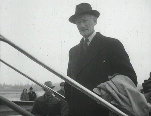 Il ministro Walter Stucki, capo della delegazione svizzera, in partenza per Washington. Cinegiornale svizzero del 22 marzo 1946, cfr. dodis.ch/dds/1169. Il ministro Walter Stucki, capo della delegazione svizzera, in partenza per Washington. Cinegiornale svizzero del 22 marzo 1946, cfr. dodis.ch/dds/1169.