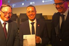 Le Conseiller fédéral Ignazio Cassis avec le nouveau livre de la série Quaderni di Dodis, «La Suisse et la construction du multilatéralisme», vol. 2, avec des documents sur l'histoire de la Société des Nations, en compagnie des éditeurs Sacha Zala et Marc Perrenoud. Le Conseiller fédéral Ignazio Cassis avec le nouveau livre de la série Quaderni di Dodis, «La Suisse et la construction du multilatéralisme», vol. 2, avec des documents sur l'histoire de la Société des Nations, en compagnie des éditeurs Sacha Zala et Marc Perrenoud.