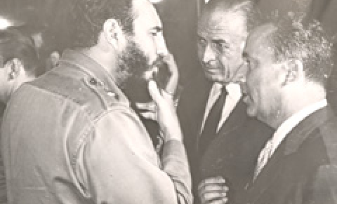 «Special Relationship»: Kubas Ministerpräsident Fidel Castro 1964 im Gespräch mit dem schweizerischen Botschafter Emil Stadelhofer (rechts). Quelle: dodis.ch/40943