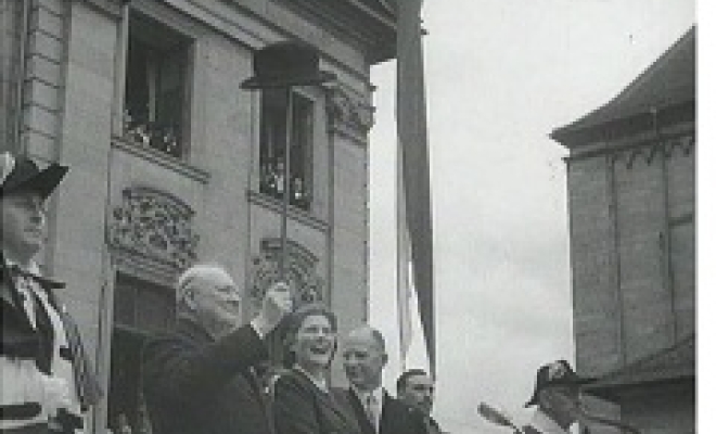 Winston Churchill dopo il famoso discorso del 19 settembre 1946 all'Università di Zurigo, assieme alla figlia Mary (dodis.ch/33386).