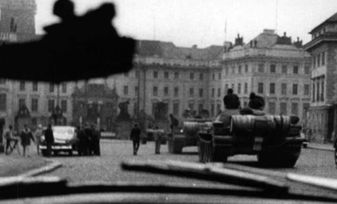 Soviet tanks on Prague’s Wenceslas Square. The photograph showing this scene from the occupation was leaked to Swiss ambassador Campiche. (dodis.ch/32516)