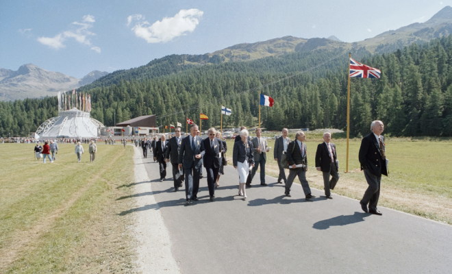 Les quelque 1200 invités suisses et étrangers réunis à Sils, le 7 septembre 1991, pour la «Journée de l’Europe». Les discours et la cérémonie se tiennent sous la tente de Botta, le «symbole» des célébrations du 700e anniversaire. (dodis.ch/60332)