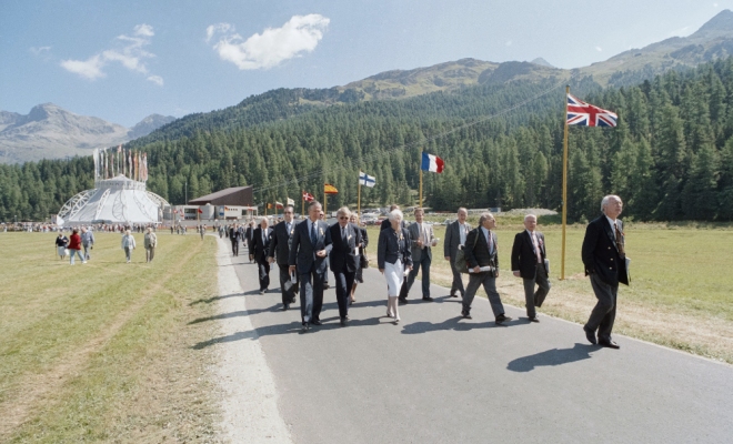 Rund 1200 geladene Gäste aus dem In- und Ausland fanden sich am 7. September 1991 zum «Europatag» in Sils ein. Reden und Festakt fanden im Botta-Zelt, der «visuellen Klammer» der 700-Jahrfeier, statt. (dodis.ch/60332)