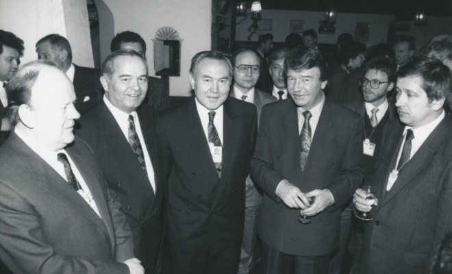 De gauche à droite: les présidents Chouchkevitch (Bélarus), Karimov (Ouzbékistan) et Nazarbaïev (Kazakhstan) avec le président Felber lors d'une réception à Davos le 1er février 1992. Source: dodis.ch/60614.
