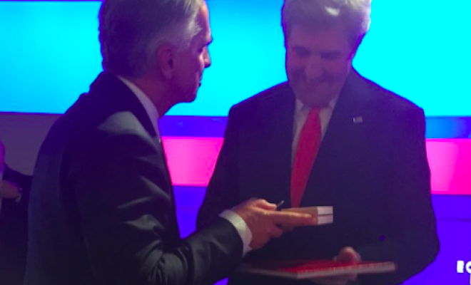 Didier Burkhalter consegna il regalo a John Kerry. Foto: Damien Cottier.