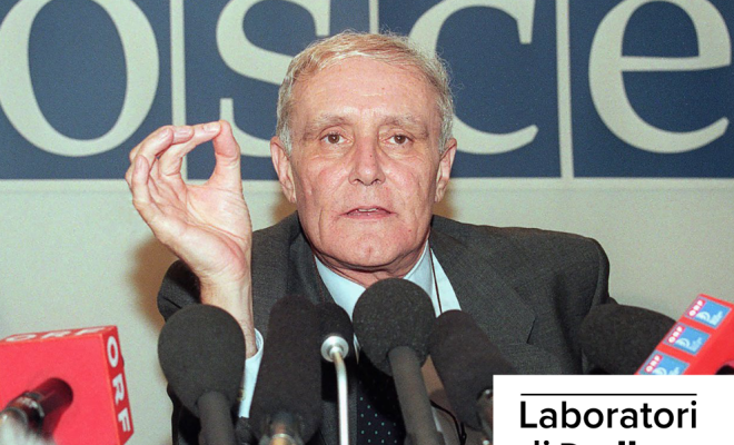 Il 25 giugno 1996, presso l’Hofburg di Vienna, il presidente in carica dell’OSCE, il Consigliere federale Flavio Cotti, illustra la sua decisione di indire elezioni generali in Bosnia-Erzegovina nel mese di settembre (fonte: Keystone/SDA).