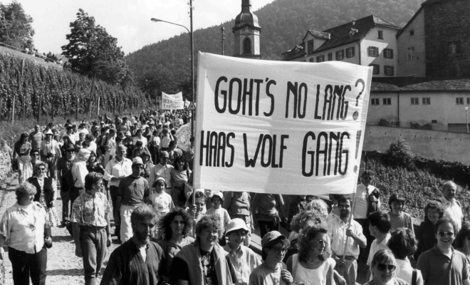 Manifestazione contro il vescovo Wolfgang Haas il 17 giugno 1990 a Coira. (Keystone-SDA, Keystone, 477127 (RM))