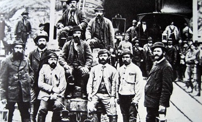 Ouvriers vers 1880 devant le portail sud du tunnel du Gothard à Airolo. Source: https://de.wikipedia.org/wiki/Gotthardtunnel