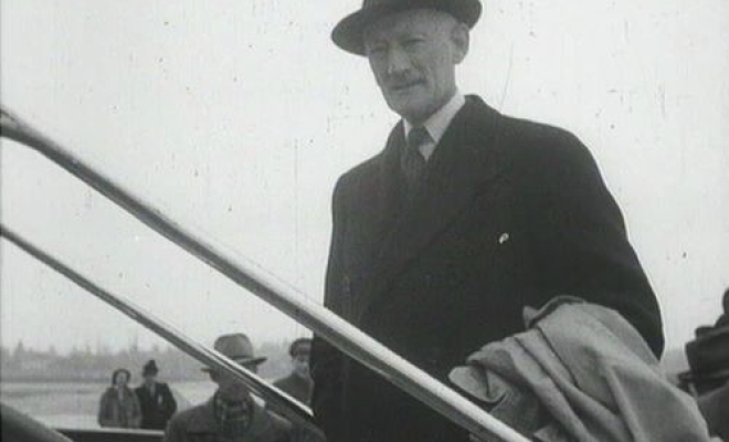 Delegationsleiter Minister Walter Stucki vor dem Abflug nach Washington. Schweizerische Filmwochenschau vom 22. März 1946, vgl. dodis.ch/dds/1169.