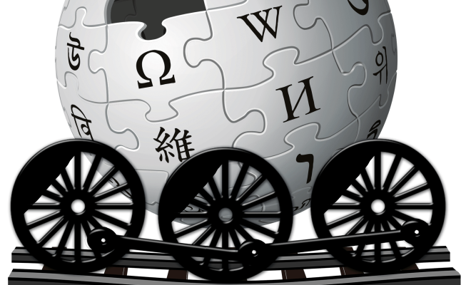Logo costituito dal globo wikipedia portato su rotaie da un veicolo dotato di tre grosse ruote di locomotiva a vapore