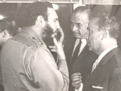 «Special Relationship»: Kubas Ministerpräsident Fidel Castro 1964 im Gespräch mit dem schweizerischen Botschafter Emil Stadelhofer (rechts). Quelle: dodis.ch/40943