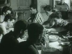 Italienische «Fremdarbeiter» beim Mittagessen in einer Barackensiedlung in Zürich (FWS 6.10.1961) 