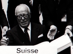 Le président de la Confédération Pierre Graber appose sa signature le 1er août 1975 au bas de l'acte final de la CSCE. Source: Ringier Bildarchiv, Aarau.