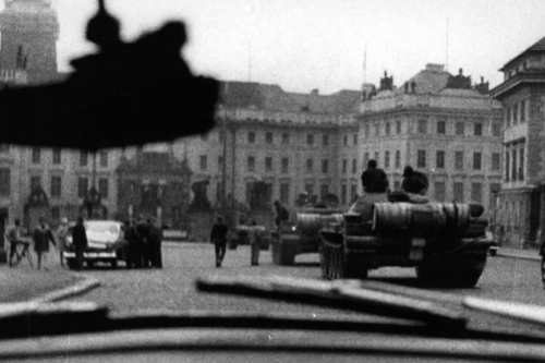 Sowjetische Panzer auf dem Prager Wenzelsplatz. Das Foto dieser Besatzungsszene wurde dem Schweizer Botschafter Campiche zugespielt (dodis.ch/32516)