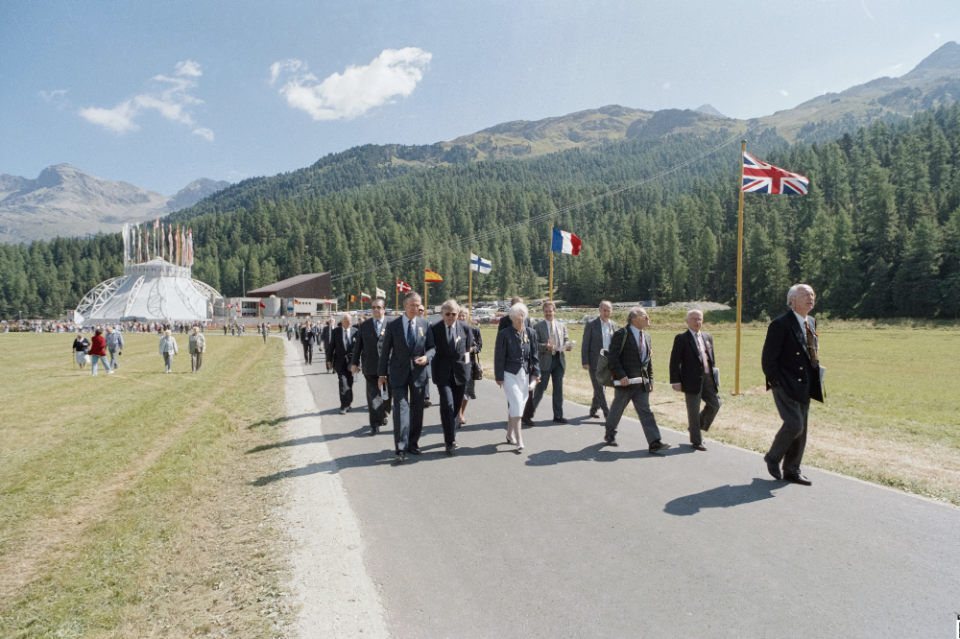 Rund 1200 geladene Gäste aus dem In- und Ausland fanden sich am 7. September 1991 zum «Europatag» in Sils ein. Reden und Festakt fanden im Botta-Zelt, der «visuellen Klammer» der 700-Jahrfeier, statt. (dodis.ch/60332)