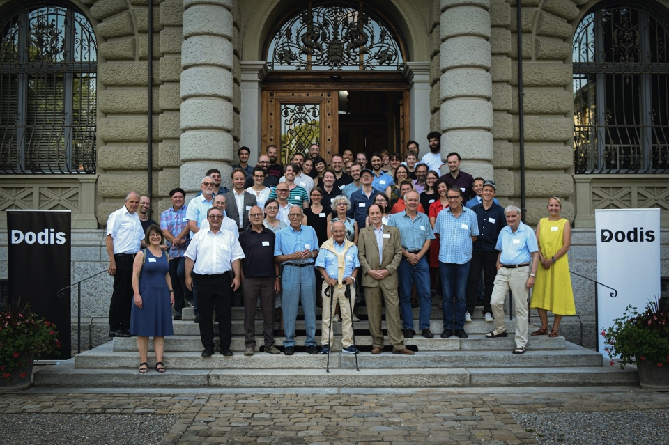 Gruppenbild anlässlich der Feier «50 Jahre Dodis» am 15. Juli 2022 vor dem Schweizerischen Bundesarchiv in Bern.