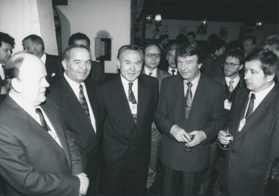 De gauche à droite: les présidents Chouchkevitch (Bélarus), Karimov (Ouzbékistan) et Nazarbaïev (Kazakhstan) avec le président Felber lors d'une réception à Davos le 1er février 1992. Source: dodis.ch/60614.