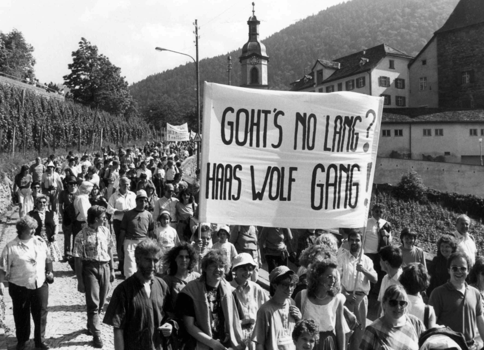 Manifestazione contro il vescovo Wolfgang Haas il 17 giugno 1990 a Coira. (Keystone-SDA, Keystone, 477127 (RM))