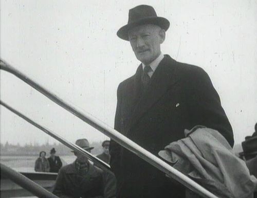 Chief Delegate Minister Walter Stucki shortly before his departure to Washington. Schweizerische Filmwochenschau, 22 March 1946, cf. dodis.ch/dds/1169.
