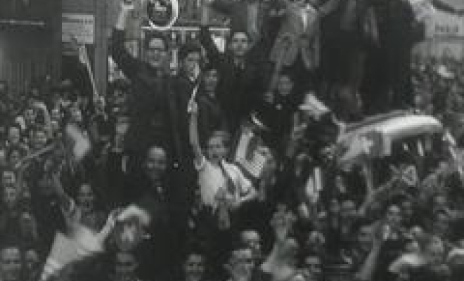 A Ginevra, l’armistizio fu celebrato con euforia nelle strade. Cinegiornale svizzero dell’11 maggio 1945
