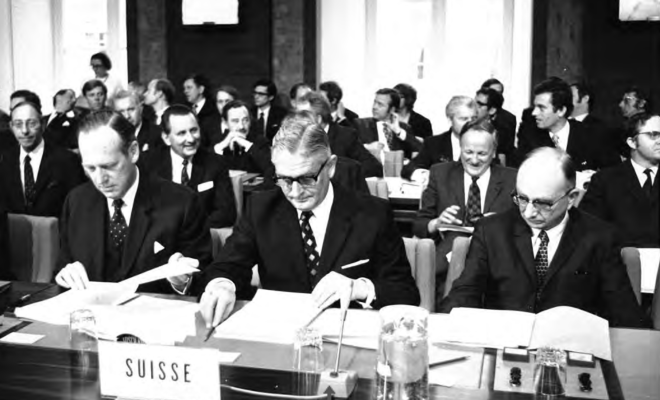 L'ambassadeur Jolles et le Conseiller fédéral Brugger (depuis la gauche) lors de la signature de l'accord de libre-échange avec la CEE le 22 juillet 1972, dodis.ch/50546
